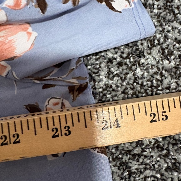 Mow & arrow woman’s Floral V-Neck Top/ blouse size 1xl - Picture 6 of 7